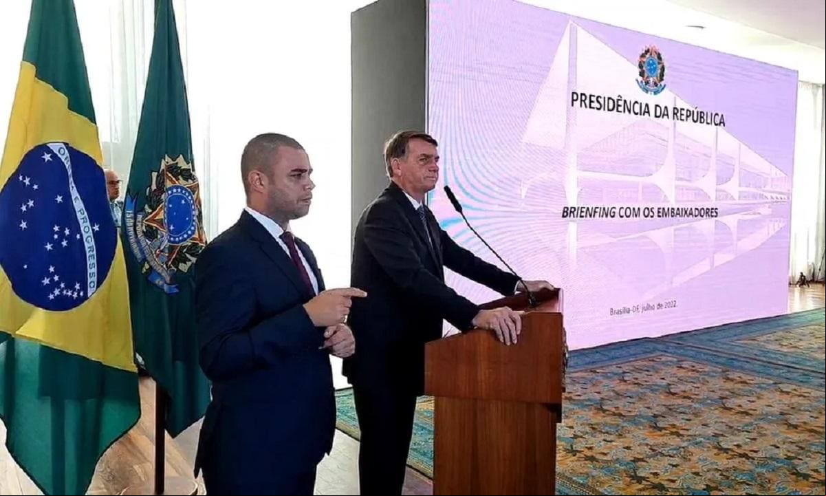 A reunião de Bolsonaro com embaixadores, agora alvo do TSE, foi realizada em 18 de julho de 2022