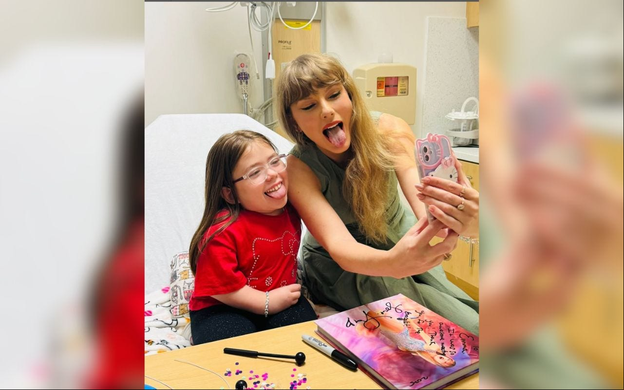 Taylor Swift com criança no Hospital Infantil Joe DiMaggio, na Flórida