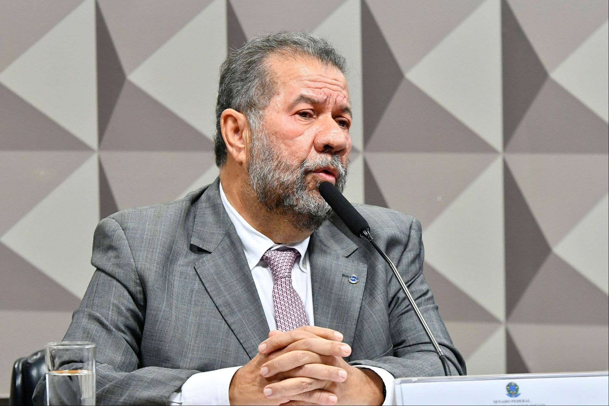 Carlos Lupi levou dez meses para agir após ser alertado de frades no INSS