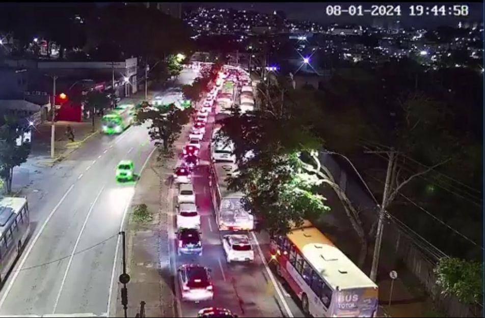 Manifestação fecha a avenida Amazonas, no sentido Contagem, próximo ao bairro Cabana, em BH