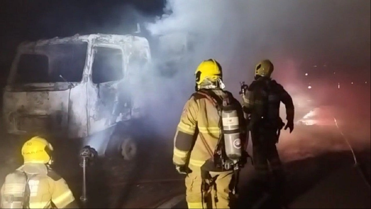 Veículo ficou destruído pelas chamas