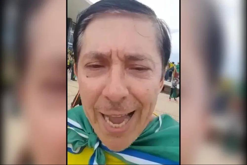 O general da reserva Ridauto Lúcio Fernandes  se filmou em frente ao Palácio do Planalto, em meio à invasão e depredação do prédio que é a sede do Poder Executivo