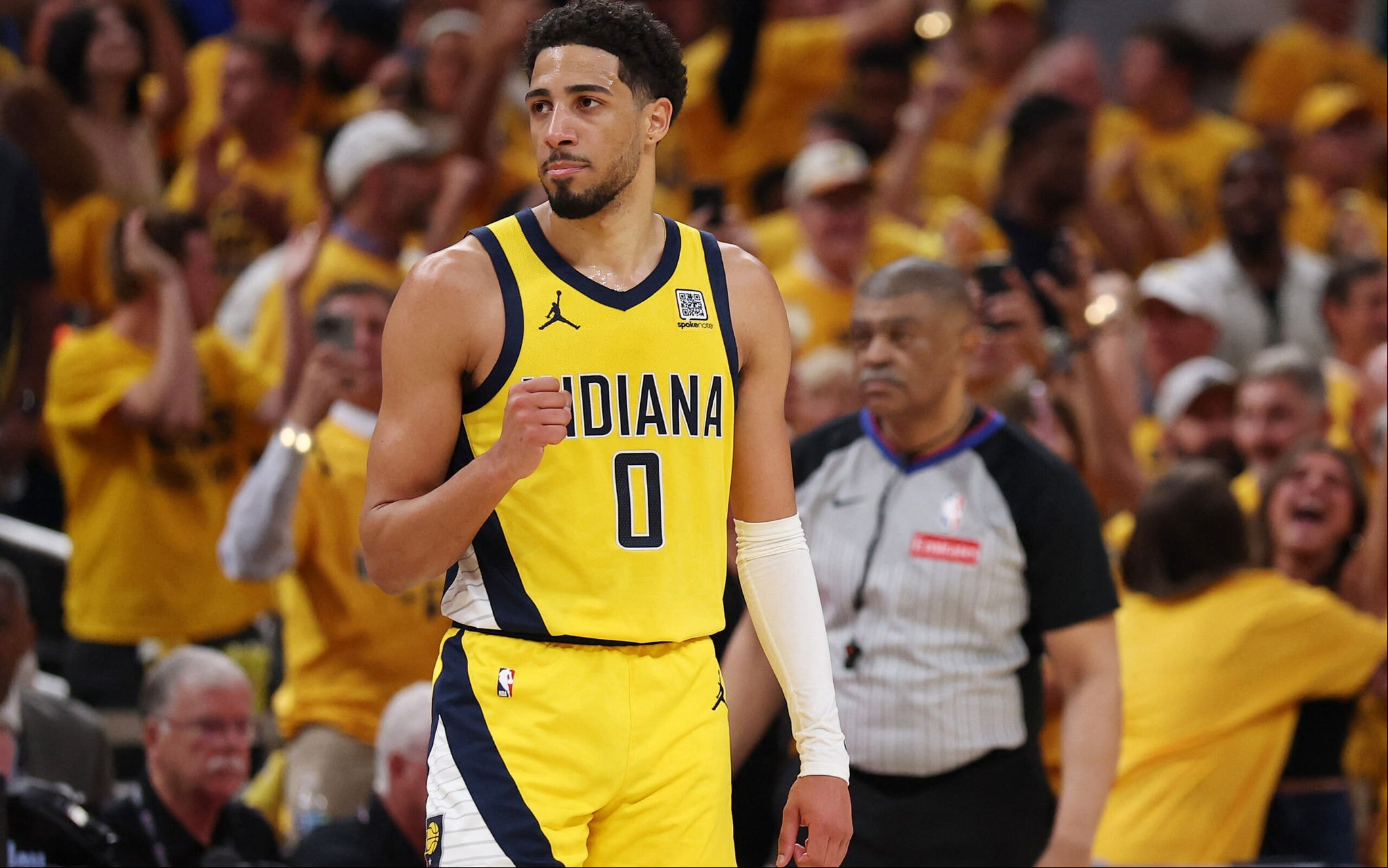Tyrese Haliburton comemorando cesta em jogo entre Pacers e Thunder nas finais da NBA (Foto: Maddie Meyer/Getty Images/AFP)