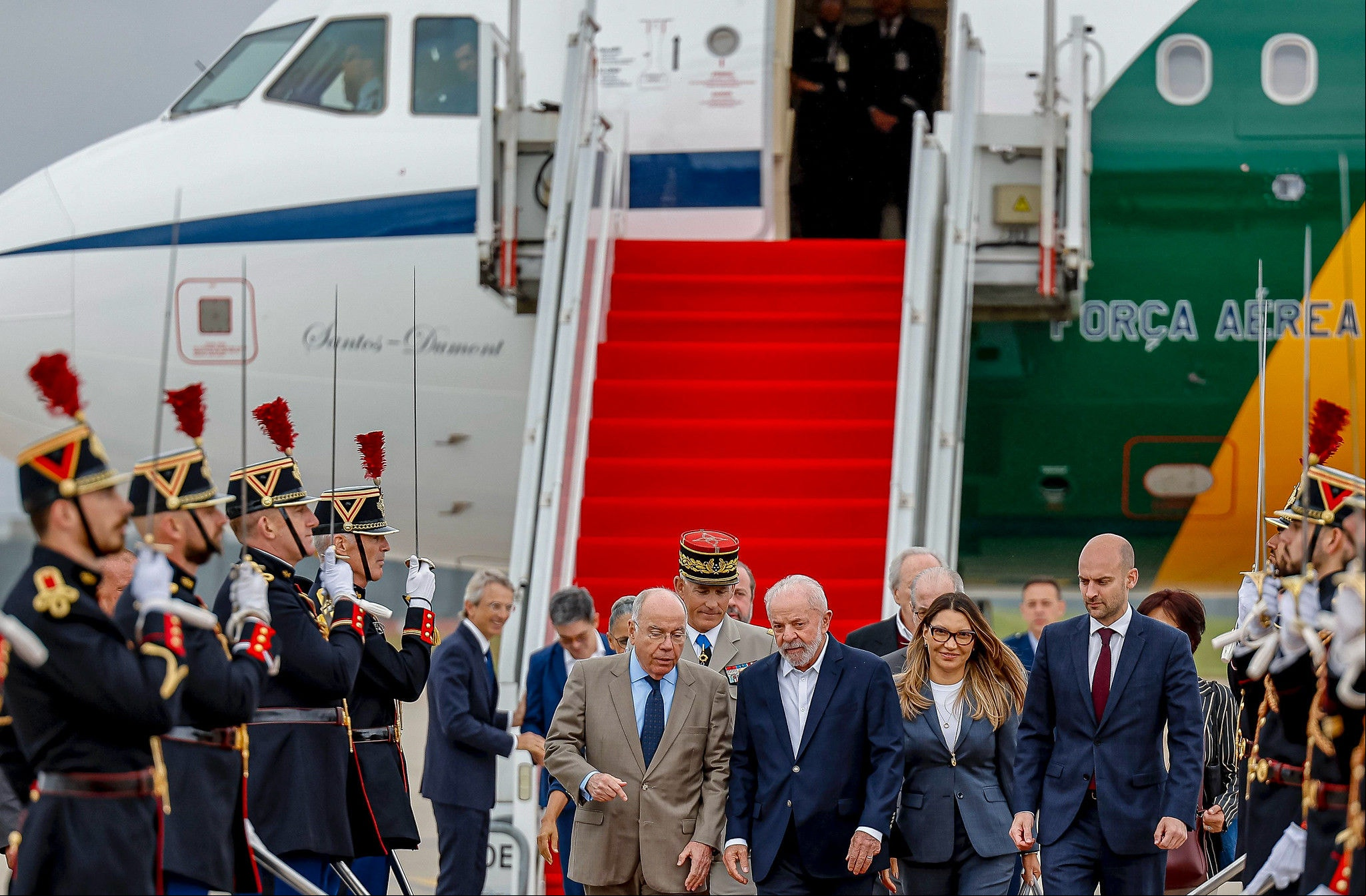 Lula durante a chegada a Paris, no Pavilhão de Autoridades do Aeroporto Paris-Orly, na mais recente viagem internacional do presidente