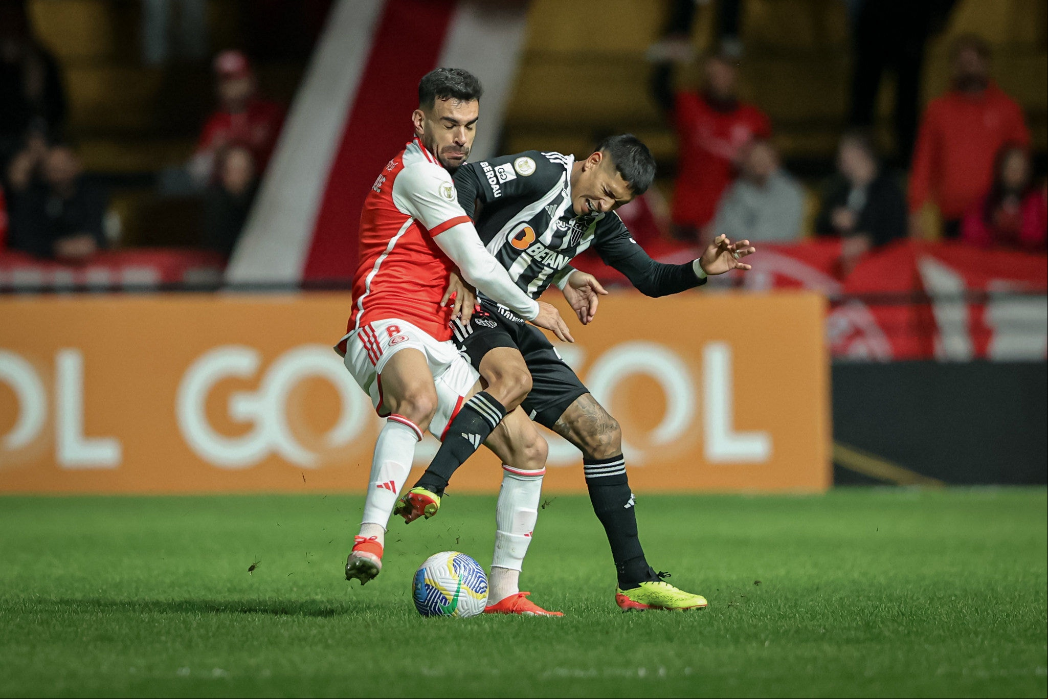 Zaracho reclama de dores após sofrer entrada de jogador do Inter e tem que deixar o campo