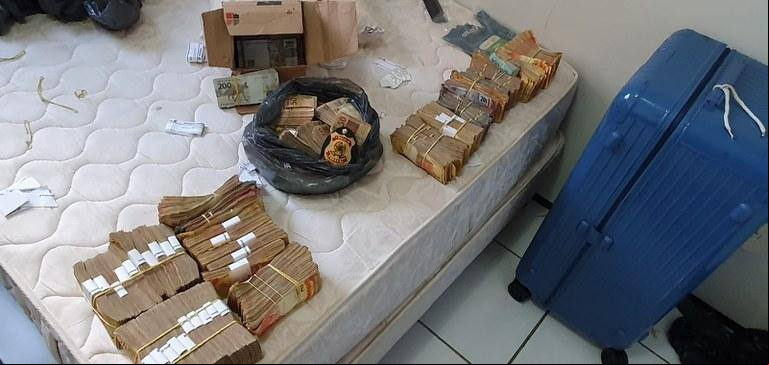 Nas buscas, agentes apreenderam itens de luxo, como bolsas, relógios e dinheiro vivo No endereço de uma laranja que seria ligada ao grupo empresarial, foram encontrados maços de dinheiro e uma mala