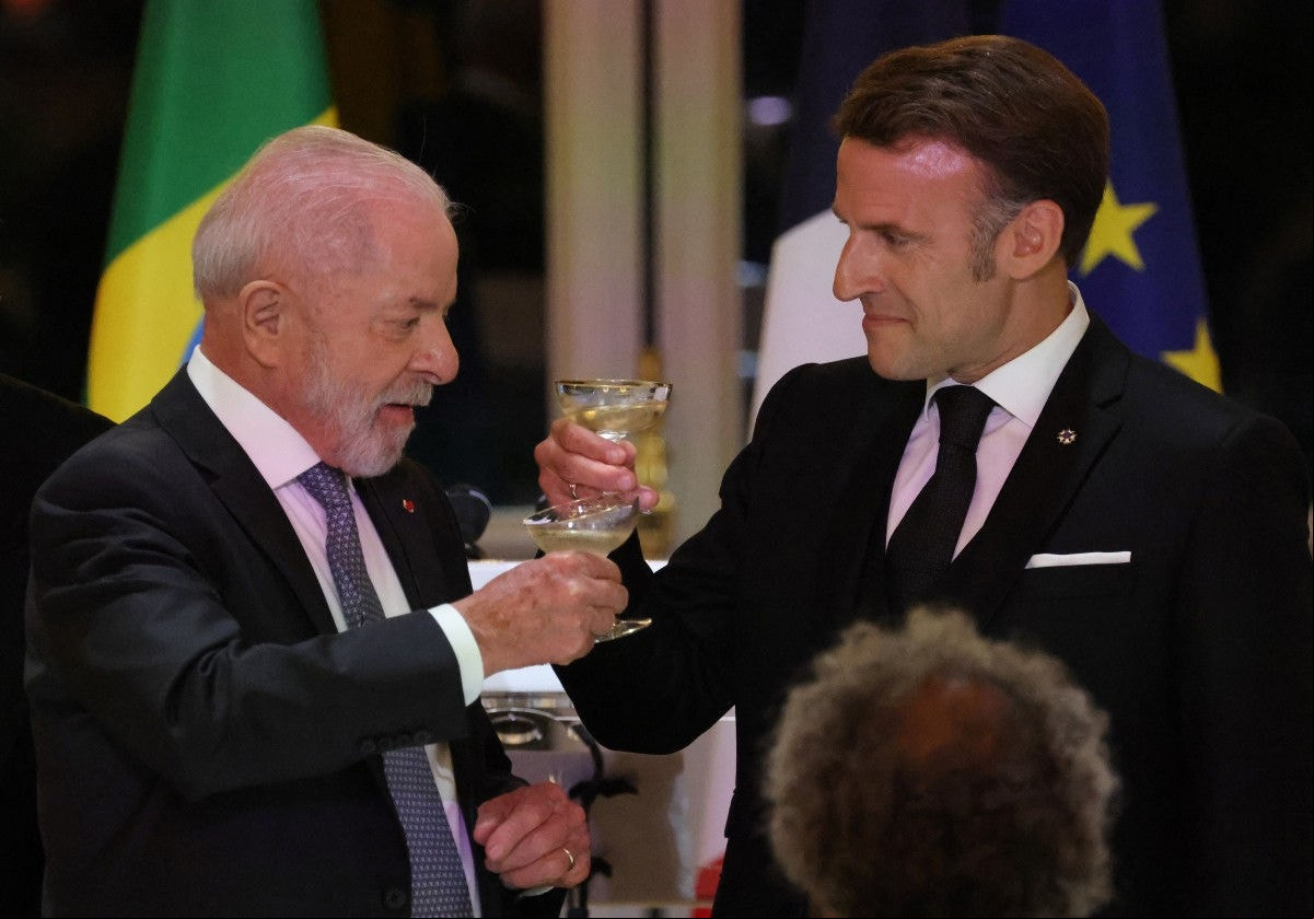 Lula e Macron brindam durante jantar no Palácio do Eliseu, nesta quinta-feira