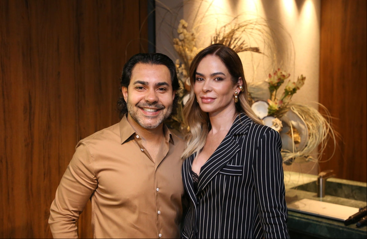 Em evento dourado, no Belvedere, Kadu Siqueira e Anne Fernandes