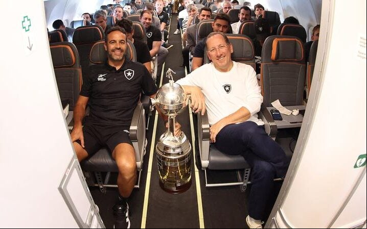 Artur Jorge e John Textor posam com a taça da Libertadores em voo de volta ao Rio