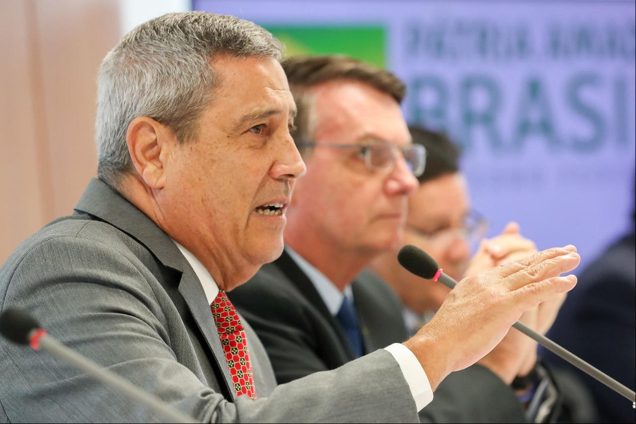 Walter Braga Netto (em destaque na foto) foi ministro da Defesa e candidato a vice-presidente na chapa de Jair Bolsonaro (ao fundo) em 2022