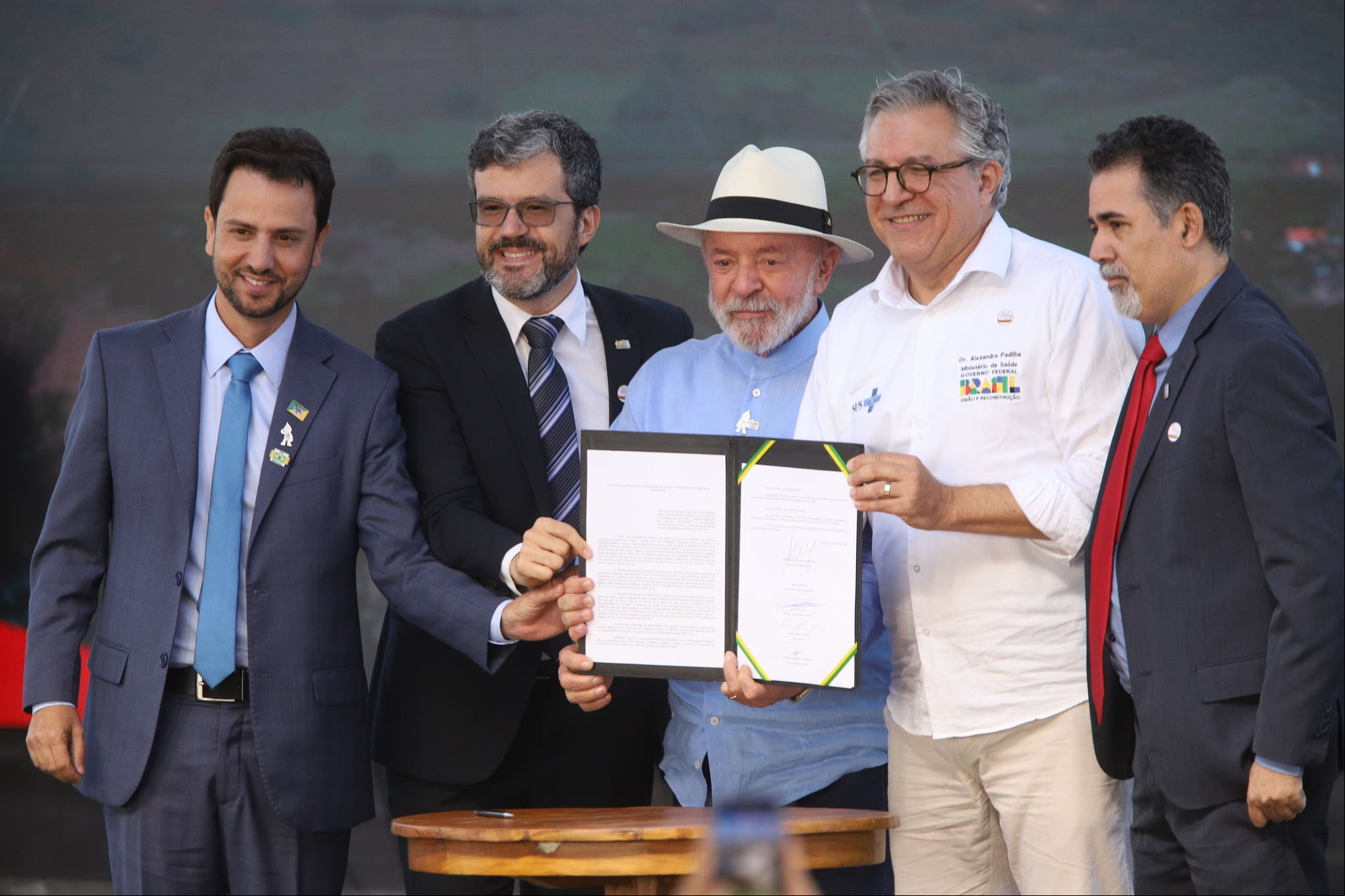 Lula anuncia investimentos em Mariana