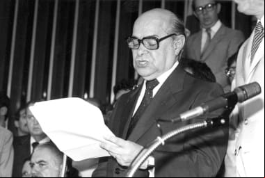 Mistério. 

Na época divulgou-se que Tancredo teria diverticulite; depois, soube-se que havia um tumor benigno, um leimioma, infeccionado