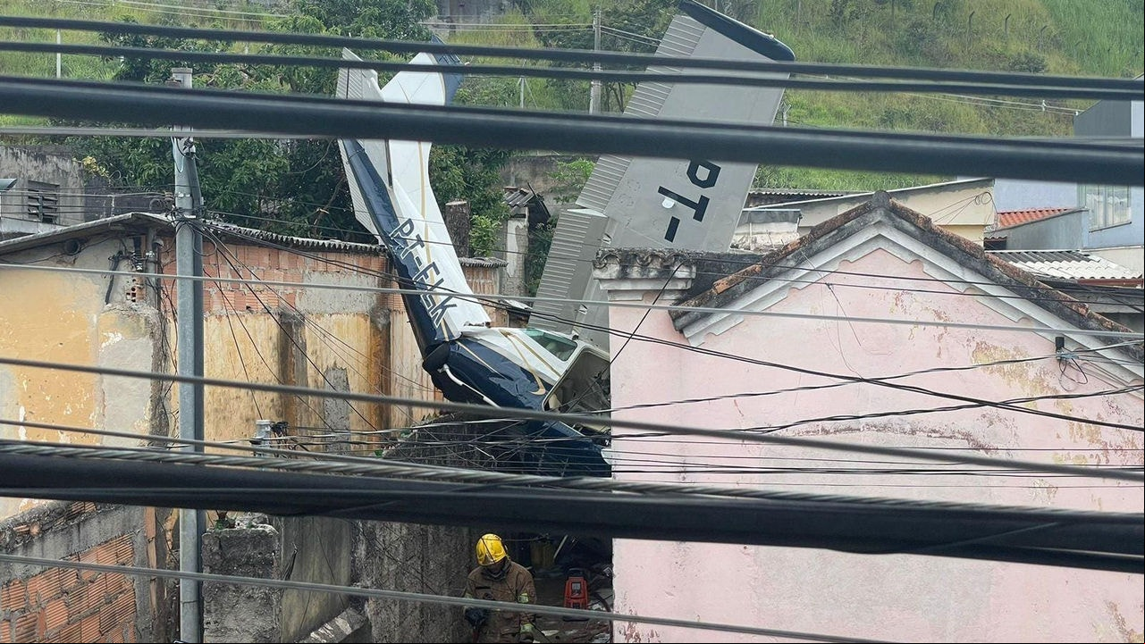 Avião não conseguiu pousar no aeroporto Carlos Prates e atingiu duas casas. Imagem mostra trem de pouso recolhido.
