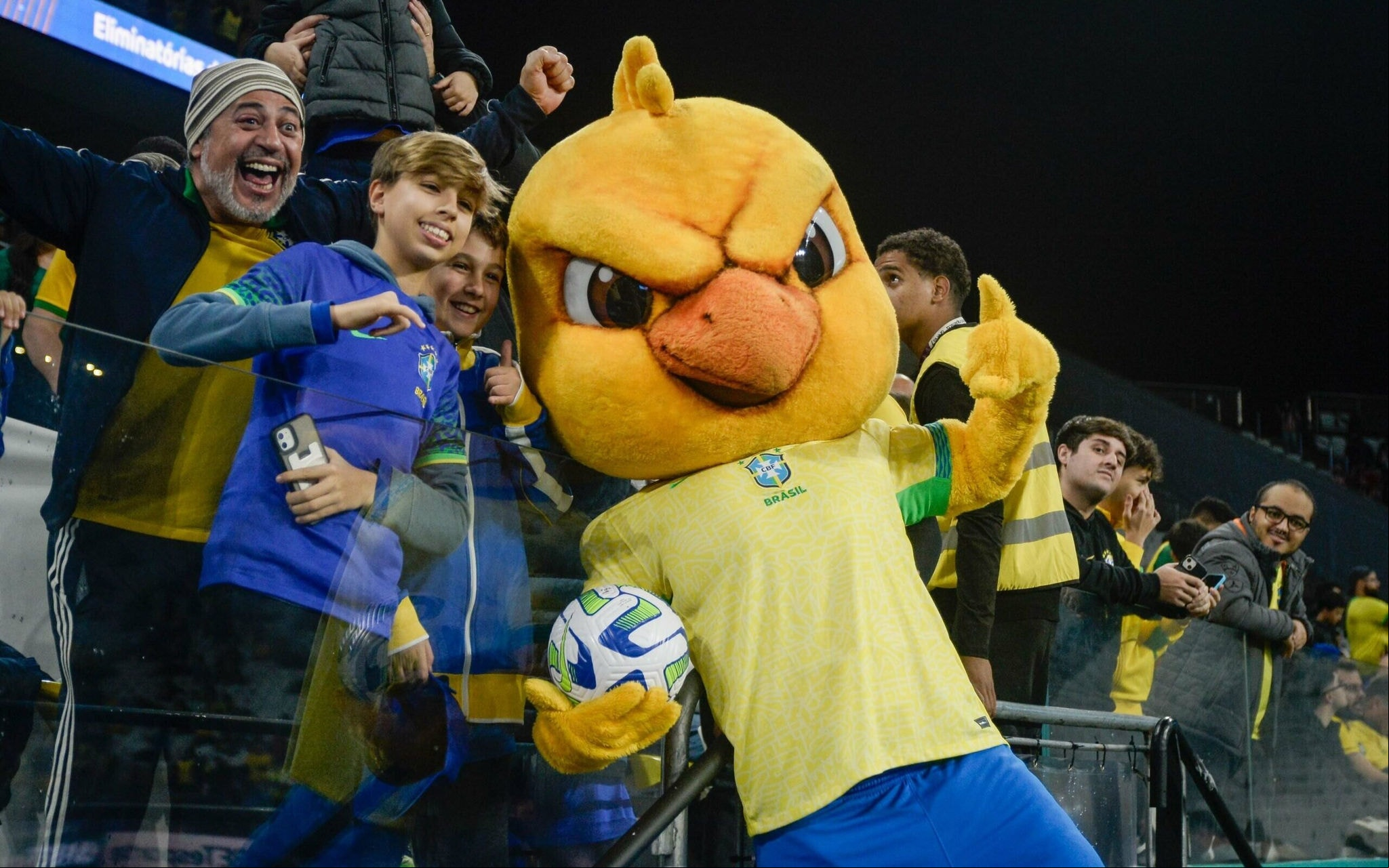 Torcida brasileira tem o primeiro contato com Carlo Ancelotti no duelo entre o Brasil e o Paraguai, na Neo Química Arena. (Foto: Jhony Pinho/AGIF)
