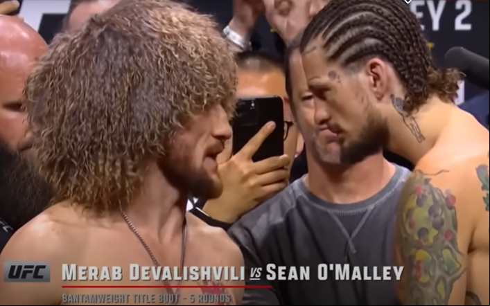 Dvalishvili e O'Malley na encarada do UFC 316 (reprodução YouTube UFC)