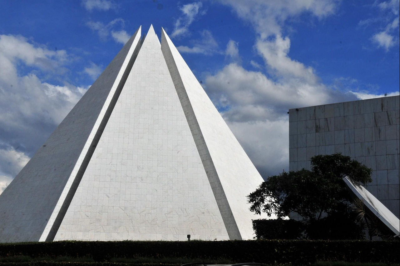 Templo da Boa Vontade: Localizada no fim da Asa Sul, é uma pirâmide com sete faces e o maior cristal puro do Brasil – 40 cm de altura e 21kg – no topo