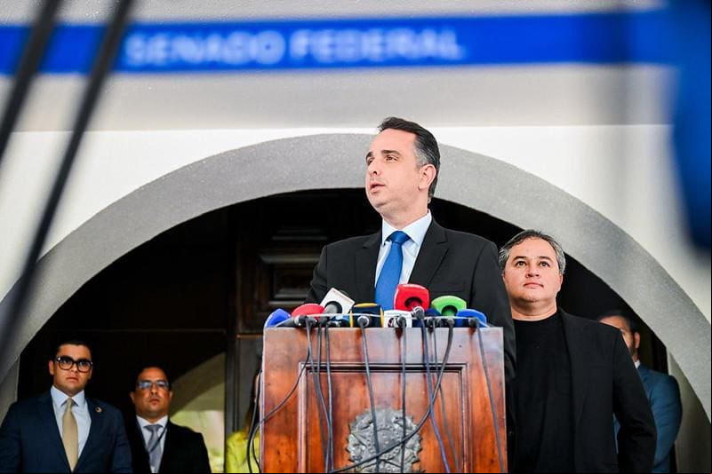 O presidente do Congresso Nacional, senador Rodrigo Pacheco (PSD-MG), ao anunciar que iria recorrer da deliberação do STF, na Residência Oficial da Presidência do Senado