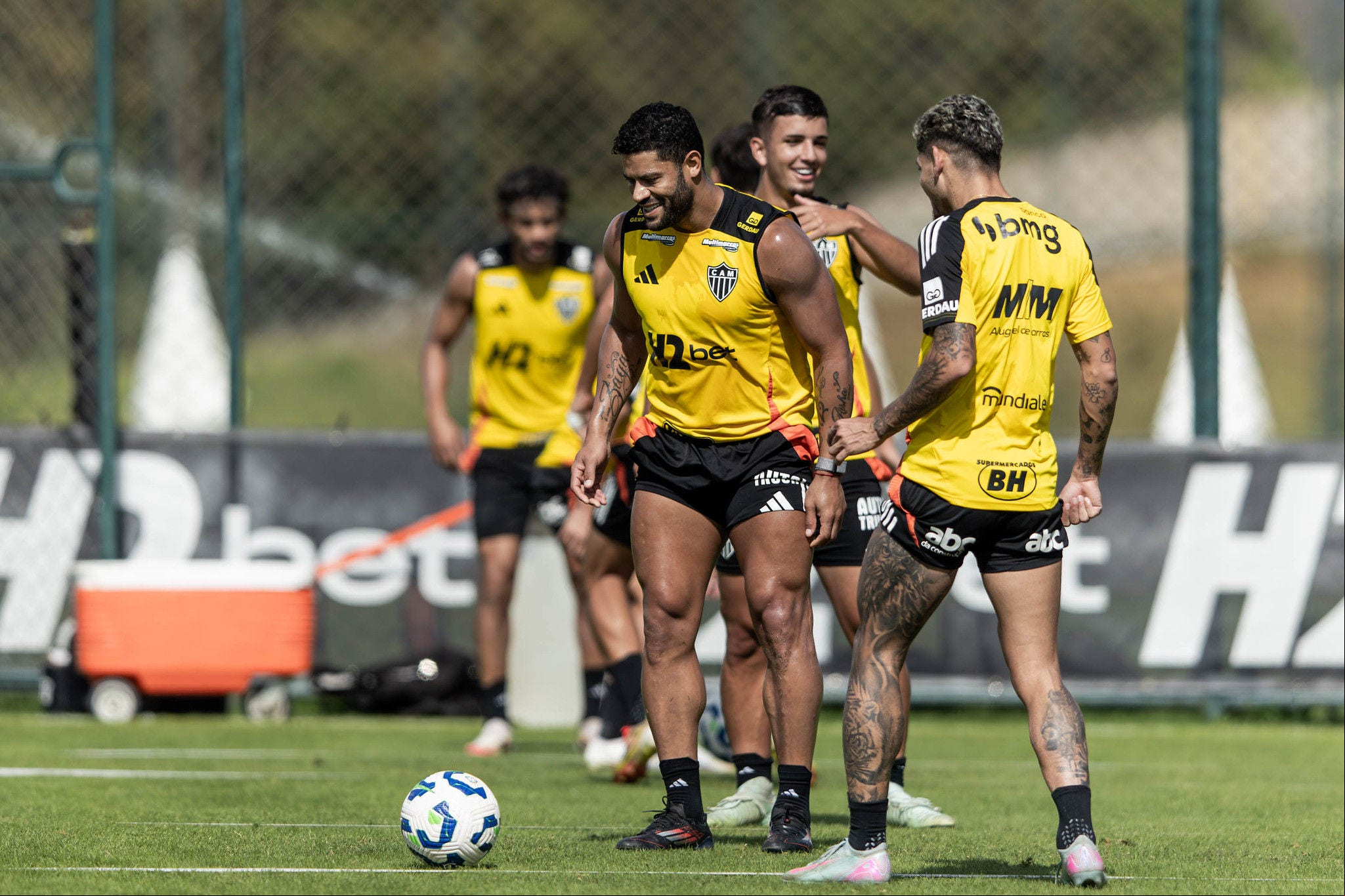 Iseppe ao lado de Hulk e Rubens durante treino do Atlético na Cidade do Galo nesta sexta (6)