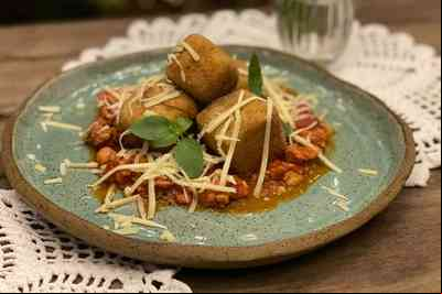 Tagliarini frito com molho de linguiça da roça e raspas de queijo, prato do Ateliê Gastronômico